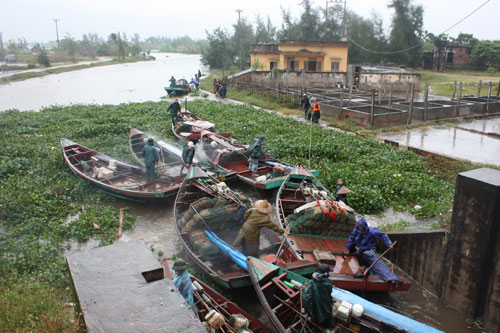 Bộ đội biên phòng Nam Định buộc tàu ngư dân vào tàu lớn của lực lượng để giúp dân đưa phương tiện vào nơi trú bão an toàn