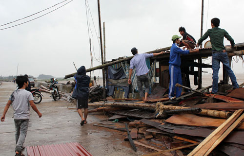 Người dân đang tháo dỡ nhà cửa ven biển trước khi bão vào