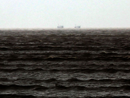 Hai chiếc tàu cá cuối cùng của ngư dân Hậu Lộc đang tìm cách vào cửa lạch tránh bão