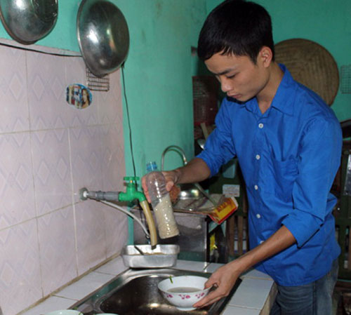 Gia đình Đạt chuyển qua dùng nước rửa bát bằng cám gạo từ hơn một năm nay