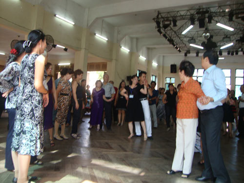 Hai vũ sư Thanh Tuyền và Hồng Ngọc đang hướng dẫn các học viên tại Cung Văn hóa Lao động TPHCM