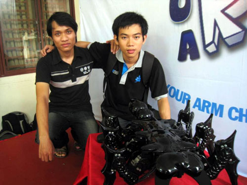 Trần Văn Vinh (trái) và Phạm Ngọc Anh Tùng cùng robot kiến