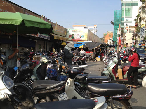 Bãi xe chợ Tân Định không niêm yết giá, thu quá giá quy định, trước đây từng bị phản ánh về hành vi tương tự 