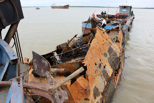Ngày 30.10, khoang lái của con tàu đắm đã được trục vớt lên khỏi mặt nước