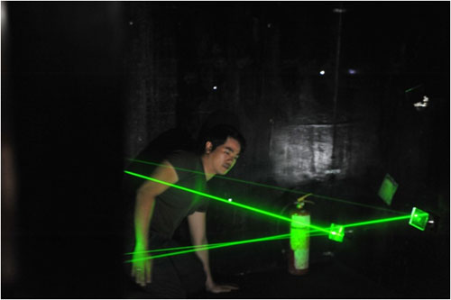 Thử thách 1: “Điệp viên” phải khéo léo và linh hoạt để thoát khỏi hàng rào laser dày đặc