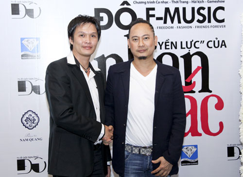 NTK Võ Việt Chung (phải) và Nghệ nhân quốc gia Hồ Thanh Tuấn (trái) – người sáng lập Ngọc Trai Hoàng Gia - lần đầu tiên cùng xuất hiện trước công chúng