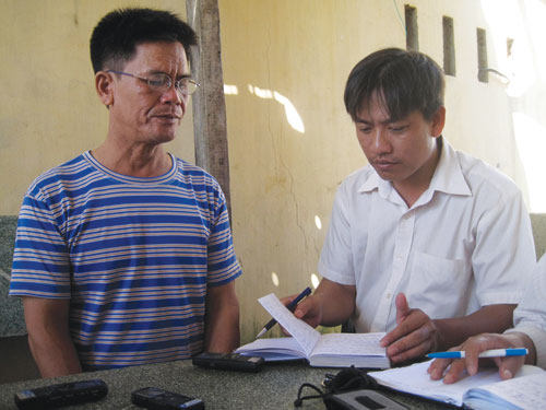 Ông Phạm Văn Phước (trái) tố giác chuyện đưa tiền cho ông Lê Hồng Tú để làm hồ sơ hỗ trợ tiền dầu