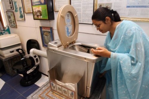 Viện bảo tàng toilet Sulabh ở thủ đô New Delhi của Ấn Độ - Ảnh: AFP