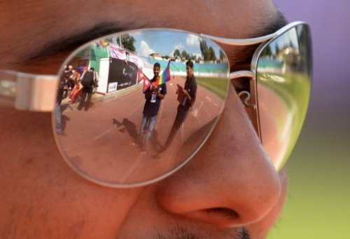 Các vận động viên tham dự giải thi đấu thể thao cho giới LGBT, phản chiếu qua kính râm của một vận động viên khác - Ánh: AFP