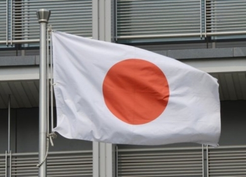 Cờ Nhật tung bay tại Đại sứ quán Nhật Bản ở Trung Quốc - Ảnh: AFP