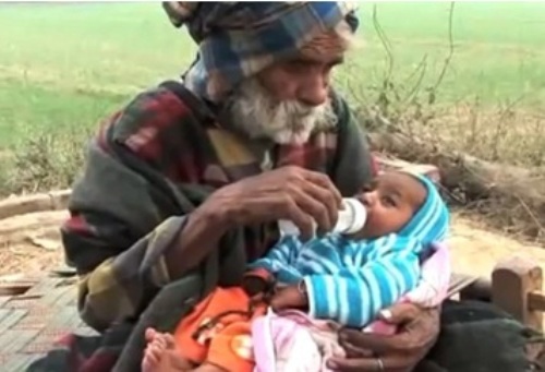 Người cha cao tuổi nhất thế giới cùng đứa con đầu lòng - Ảnh chụp màn hình Youtube