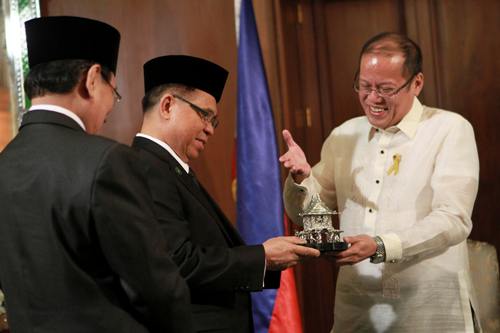 Tổng thống Philippines Benigno Aquino (phải) trao quà lưu niệm cho Thủ lĩnh MILF Murad Ebrahim - Ảnh: Reuters