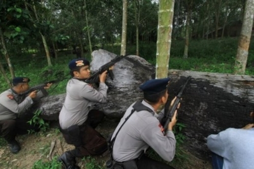 Trên 2.000 cảnh sát được triển khai để ngăn chặn đụng độ sắc tộc ở đảo Sumatra - Ảnh: AFP