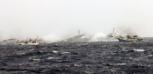 Tàu tuần duyên Đài Loan và Nhật xịt vòi rồng vào nhau - Ảnh: AFP