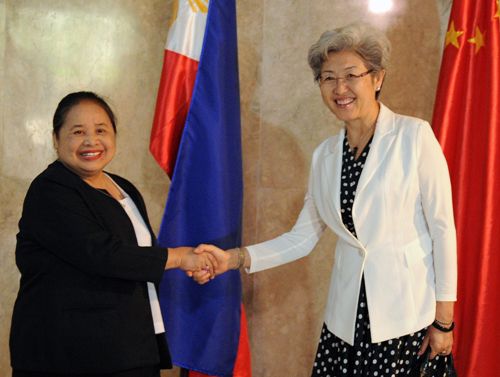Thứ trưởng Ngoại giao Philippines, bà Erlinda F. Basilio (trái) và người đồng cấp Phó Oánh tại Manila ngày 19.10 - Ảnh: AFP