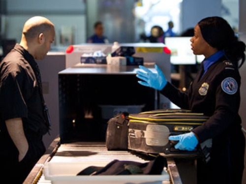 Ảnh minh họa một nhân viên an tại một sân bay ở Mỹ - Ảnh: Reuters