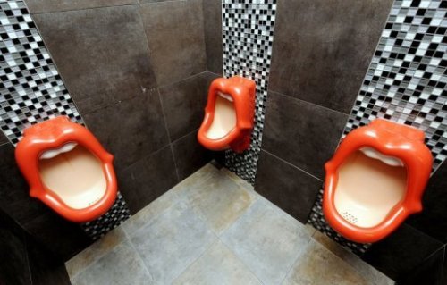 Tác phẩm toilet môi phụ nữ lần đầu tiên được giới thiệu tại thị trường châu u vào năm 2008 - Ảnh: AFP