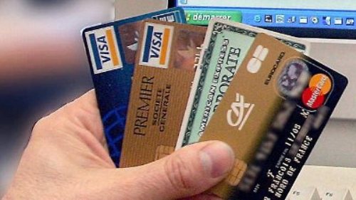 Thẻ tín dụng cho phép người dùng rút tiền trước trả sau theo lãi suất của ngân hàng, đã khiến nhiều người ở Mỹ lâm vào cảnh nợ nần - Ảnh: AFP