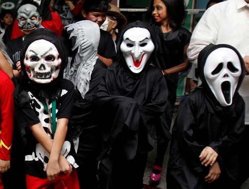 Ảnh minh họa các học sinh Philippines cải trang đóng mừng Lễ hội Halloween - Ảnh: Reuters