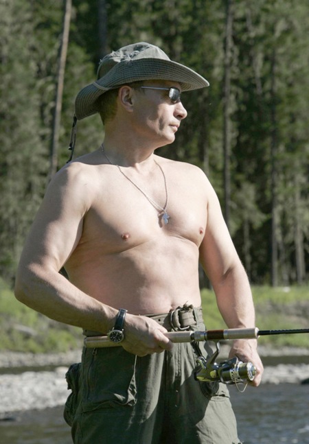 Ảnh chụp ông Putin câu cá hồi năm 2007 - Ảnh: AFP