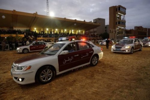 Xe của lực lượng an ninh Libya. Khoảng 120 tù nhân vượt ngục tại Tripoli - Ảnh: AFP