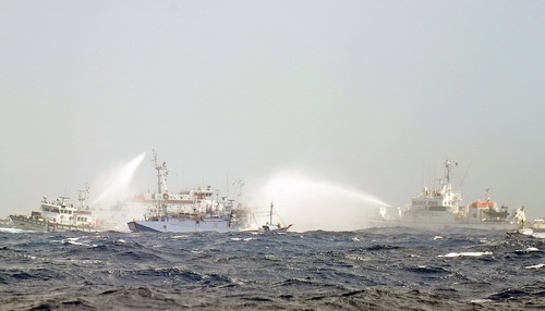 Tàu Đài Loan (trái) đấu vòi vòi rồng vào tàu tuần duyên Nhật (giữa) hồi tuần rồi - Ảnh: AFP 