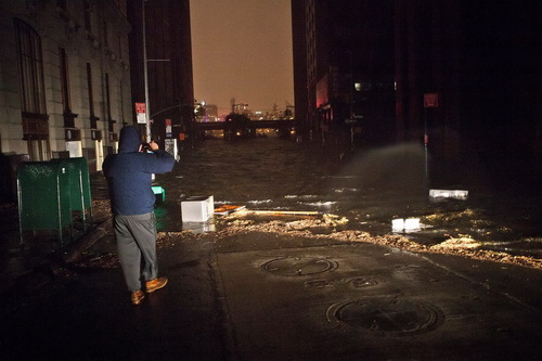 Siêu bão Sandy tràn vào New York, ít nhất 11 người chết