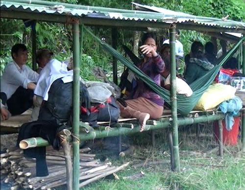 Hàng chục hộ dân lên núi dựng lều ở tạm vì lo sợ động đất
