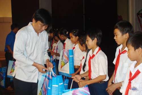 Vui Trung thu với trẻ em nghèo Lộc Ninh