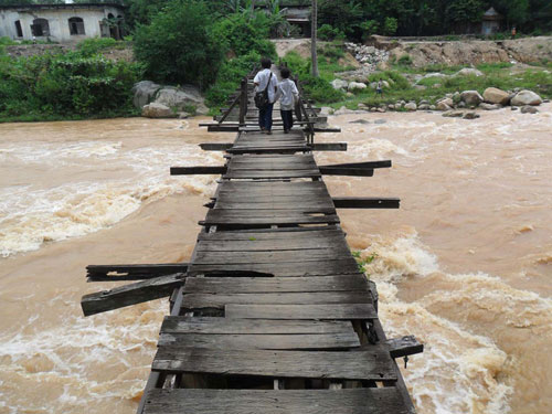 Cây cầu nguy hiểm