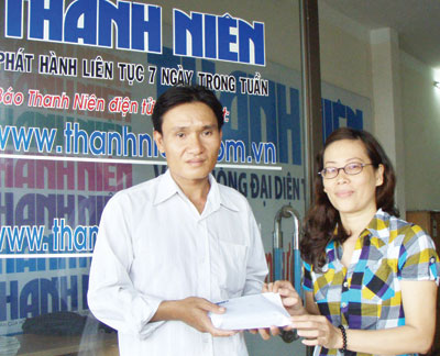 Trao tiền bạn đọc giúp chị Nguyễn Thị Hương