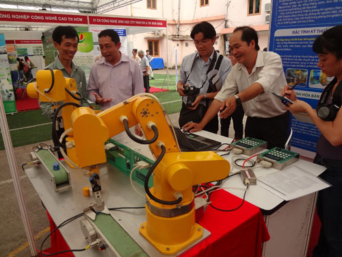 Đi xem triển lãm sản phẩm công nghệ cao Việt Nam 1