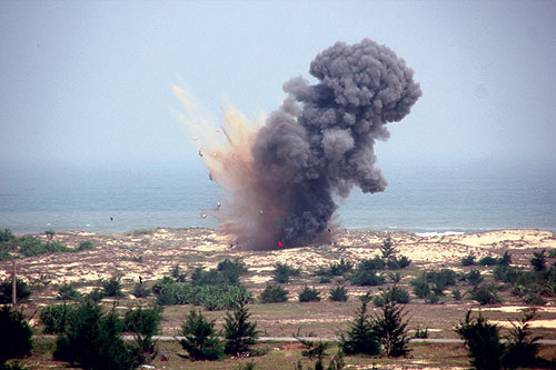 Tại lễ khởi động dự án, MAG đã tiến hành hủy nổ một số bom, mìn