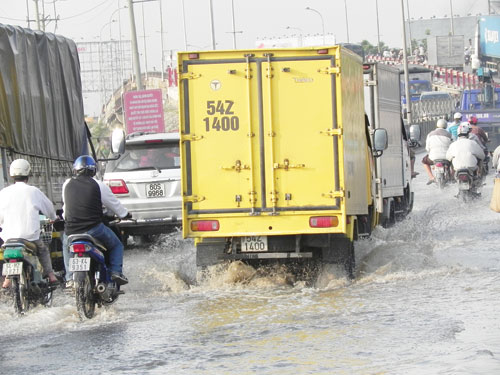 Triều cường cao bất ngờ, nhiều tuyến đường bị ngập