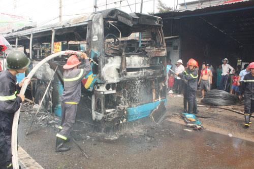 Cháy nổ xe khách, gần 30 hành khách thoát nạn