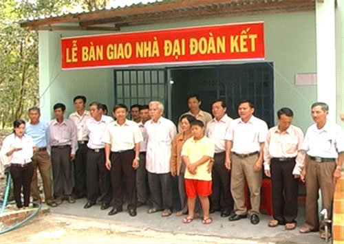 Trao 3 căn nhà đại đoàn kết