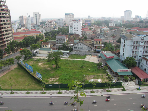 Toàn cảnh khu đất “vàng” số 4 đường Hà Nội (Huế) hiện nay với dịch vụ rửa xe và bán cà phê, bún 