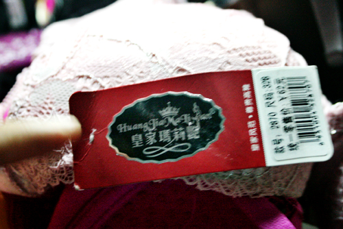 áo ngực Trung Quốc có chứa thuốc lạ - Ảnh: Nguyễn Tú