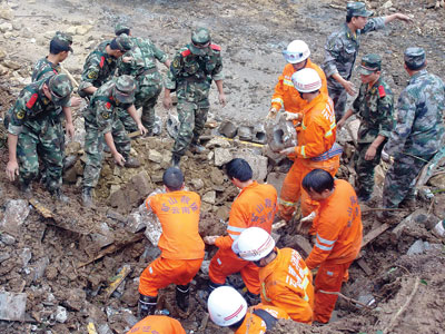 18 học sinh chết vì lở đất