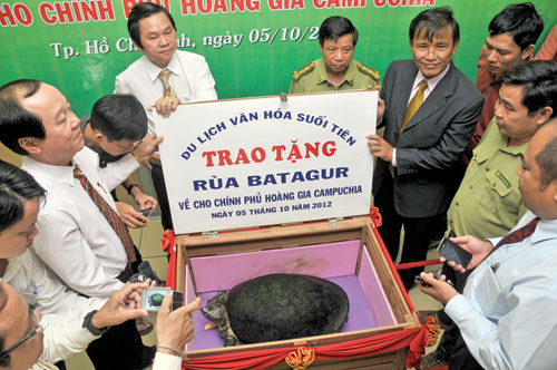 Trao tặng rùa quý hiếm cho Campuchia