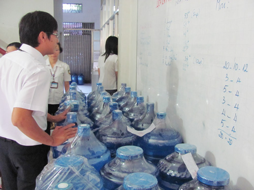 Niêm phong nước uống không đảm bảo vệ sinh an toàn thực phẩm - Ảnh Nguyên Mi