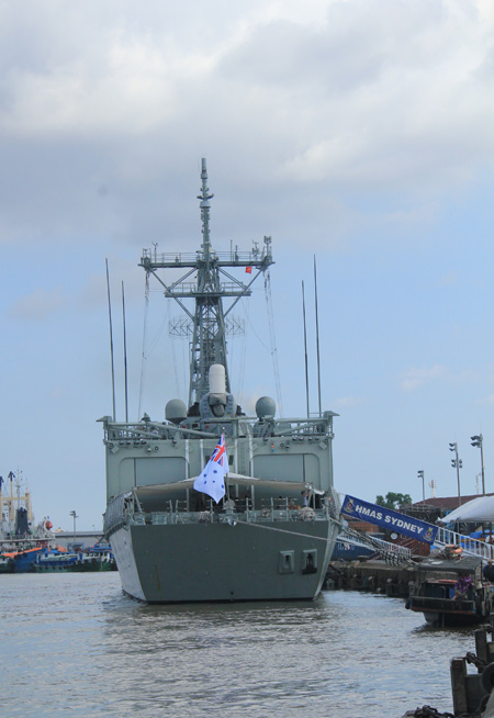Tàu hộ vệ tên lửa HMAS Sydney tại TP.HCM 1 - Ảnh Nguyên Mi