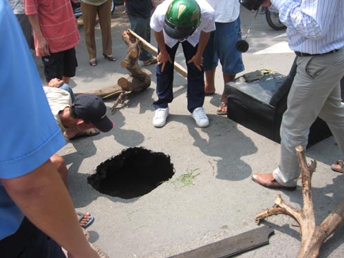 “Hố tử thần” xuất hiện trên đường vào sân bay Biên Hòa 2