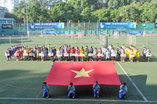 Giải bóng đá Kết nối trái tim tình nguyện, lần 1 năm 2012 đã khai mạc vào sáng 1.12