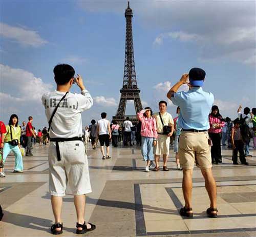 Du khách tham quan tháp Eiffel ở thủ đô Paris 