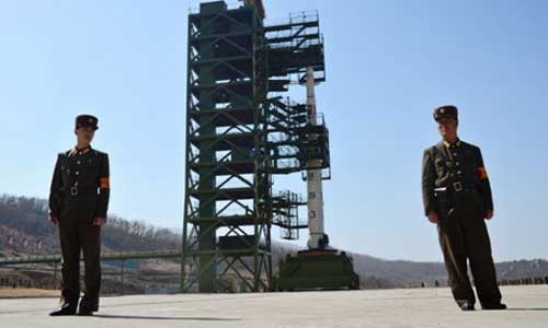 Tên lửa Unha-3 của Triều Tiên trước khi được phóng lên hồi tháng 4 