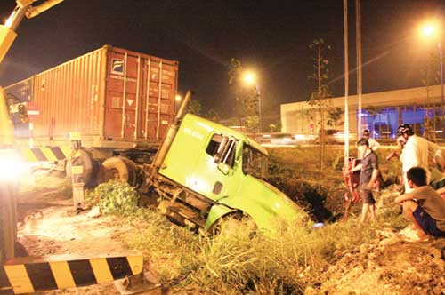 Tránh xe máy, xe container lọt hố