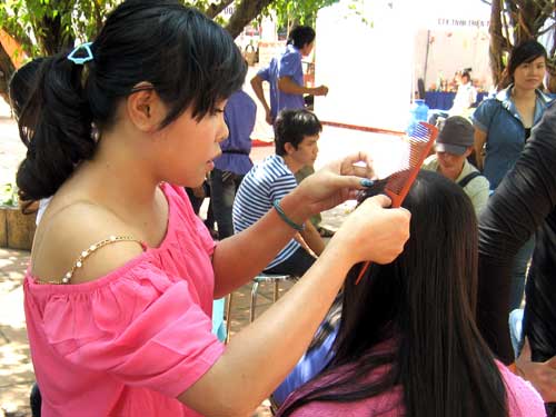 Người khuyết tật được làm tóc và làm đẹp miễn phí tại ngày hội 2