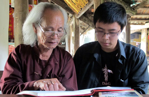 Ông Nguyễn Ngọc Đoán, trông coi đình làng Đa Chất, cũng là người đang lưu giữ những tài liệu về thứ ngôn ngữ lạ của làng này