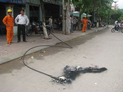 Đường dây điện bị cháy đứt và rơi xuống đường sau khi phát nổ